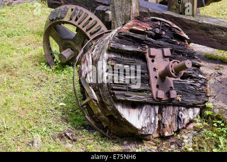 Alte Retro-faulen rostigen Dorf Maschinen auf Rasen Stockfoto