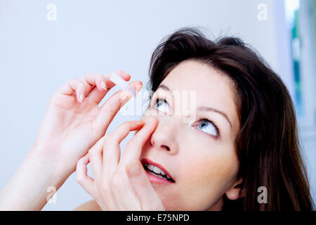 Frau mit Auge lotion Stockfoto