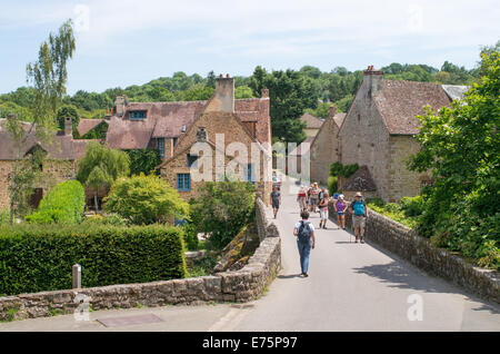 Gruppe von Wanderern, die über die Brücke über den Fluss Sarthe in Saint-Fromagerie-le-Gérei, Departement Orne, Frankreich, Europa Stockfoto