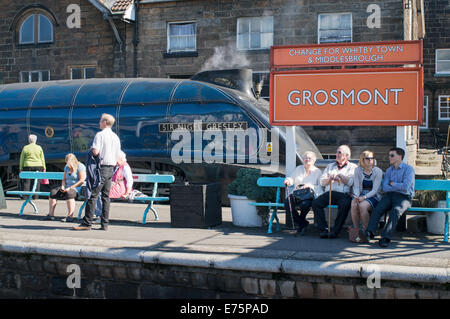 Passagiere warten auf dem Bahnsteig in Grosmont NYMR, North Yorkshire, England, UK Stockfoto