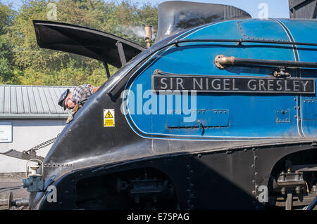 Mann, die Reinigung der Rauchkammer Dampf Zug Sir Nigel Gresley Grosmont, North Yorkshire, England, UK Stockfoto