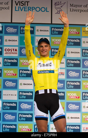 Marcel Kittel im gelben Trikot nach dem Gewinn der ersten Stufe der Tour of Britain 2014 in Liverpool Stockfoto