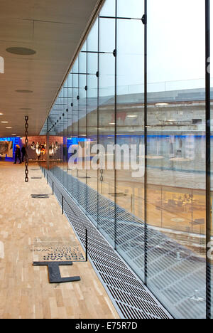 Danish Maritime Museum (M/S Museet for Sofart), Helsingør, Dänemark. Architekt: Bjarke Ingels Group (BIG), 2013. Gehweg-Verglasung Stockfoto