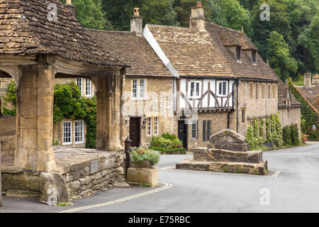 Das Dorf von Castle Combe und Market Cross betrachtet durch einiges als "Das schönste Dorf in England", Wiltshire, England, UK Stockfoto