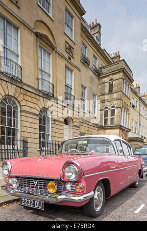 Rosa Vauxhall Velox 4-türige Limousine geparkt in Bath, Wiltshire, England, UK Stockfoto