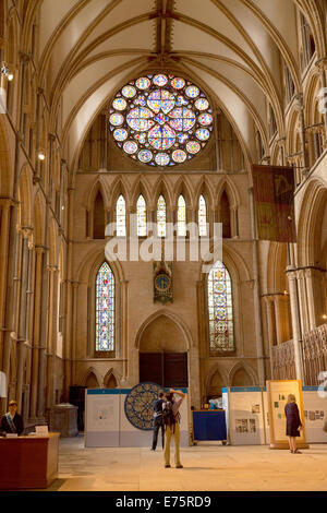 Innenraum der Kathedrale von Lincoln, nördlichen Querschiff und Dekane Auge Glasfenster Lincoln UK Stockfoto