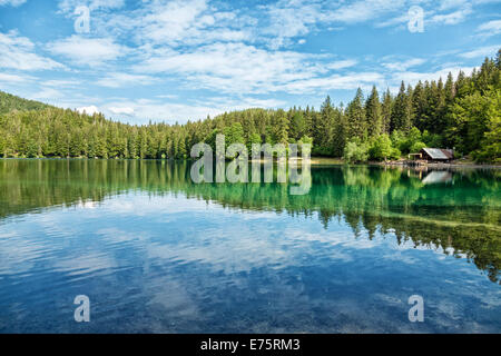 Fusine See mit kristallklarem Wasser in den italienischen Alpen Stockfoto