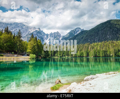 Fusine See mit kristallklarem Wasser in den italienischen Alpen Stockfoto