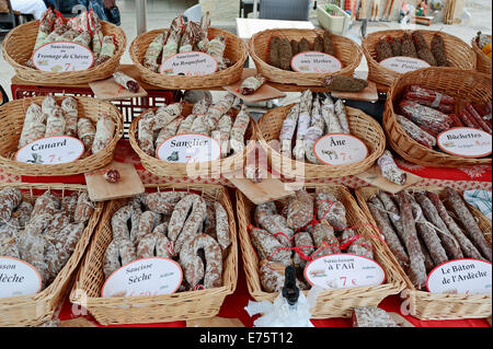 Marktstand mit verschiedenen Arten von Trockenfleisch, Bédoin, Vaucluse, Provence-Alpes-Côte d ' Azur, Südfrankreich, Frankreich Stockfoto