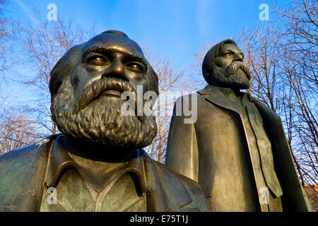 Bronze Figuren, Denkmal von Karl Marx und Friedrich Engels, Marx-Engels-Forum, Berlin, Deutschland Stockfoto