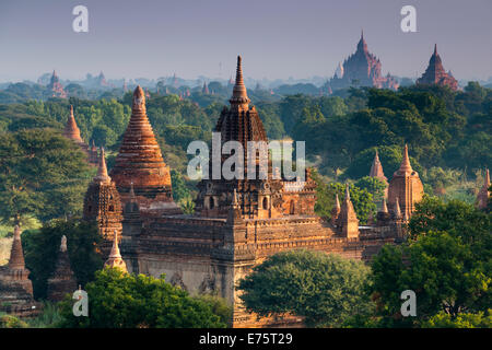 Stupas, Tempeln und Pagoden in der Tempelanlage von der Hochebene von Bagan, Mandalay-Division, Myanmar oder Burma Stockfoto