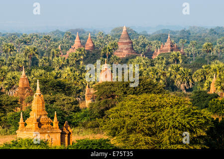 Stupas, Tempeln und Pagoden in der Tempelanlage von der Hochebene von Bagan, Mandalay-Division, Myanmar oder Burma Stockfoto