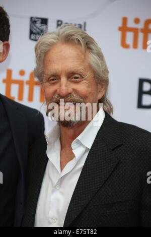 Toronto, Kanada. 06. Sep, 2014. Schauspieler Michael Douglas kommt bei der Premiere von "The Reach" während der 39. Toronto International Film Festival (TIFF) in Toronto, Kanada, 6. September 2014. Foto: Hubert Boesl - NO-Draht-SERVICE-/ Dpa/Alamy Live News Stockfoto