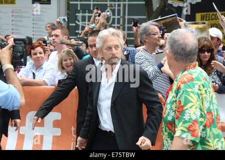 Toronto, Kanada. 06. Sep, 2014. Schauspieler Michael Douglas kommt bei der Premiere von "The Reach" während der 39. Toronto International Film Festival (TIFF) in Toronto, Kanada, 6. September 2014. Foto: Hubert Boesl - NO-Draht-SERVICE-/ Dpa/Alamy Live News Stockfoto