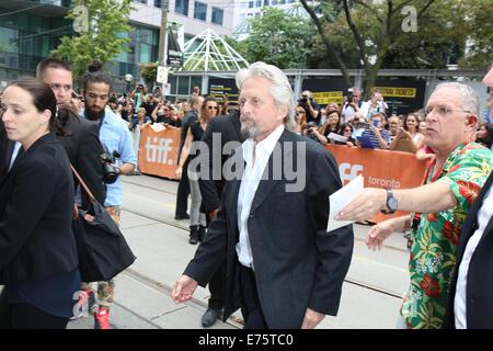 Toronto, Kanada. 06. Sep, 2014. Schauspieler Michael Douglas kommt bei der Premiere von "The Reach" während der 39. Toronto International Film Festival (TIFF) in Toronto, Kanada, 6. September 2014. Foto: Hubert Boesl - NO-Draht-SERVICE-/ Dpa/Alamy Live News Stockfoto