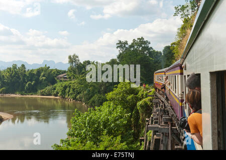 Historische Eisenbahn, Zug, überqueren die Holzbrücke, die Eisenbahnbrücke über den Khwae Noi Fluß oder River Kwai, Tham Krasae Brücke Stockfoto