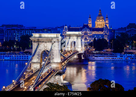 Kettenbrücke mit St.-Stephans Basilika zur blauen Stunde, Budapest, Ungarn Stockfoto