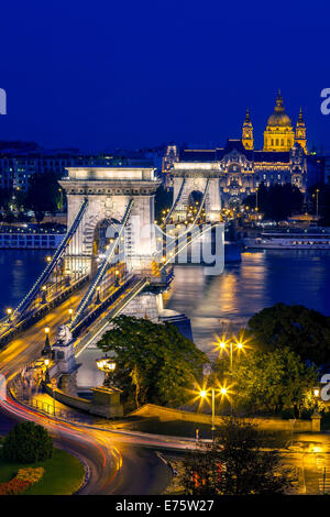 Kettenbrücke mit St.-Stephans Basilika zur blauen Stunde, Budapest, Ungarn Stockfoto