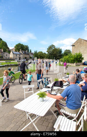 Menschen genießen täglich auf der Kennet und Avon Kanal bei Bradford on Avon, Wiltshire, England, UK Stockfoto