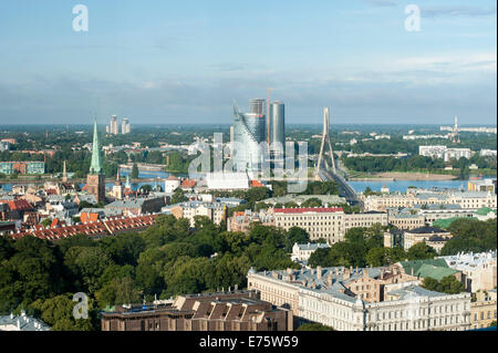 Blick vom Hotel Lettland in Riga, Vanšu Brücke über die Daugava, 1981, modernes Gebäude der Bank Saules Akmens, 2004 Stockfoto