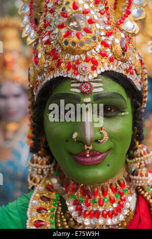 Hindu-Tempel Tänzer tragen Goldschmuck mit seinem Gesicht bemalt grün, Porträt, Varkala, Kerala, Indien Stockfoto