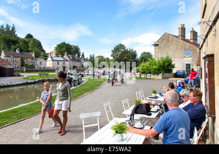Menschen genießen täglich auf der Kennet und Avon Kanal bei Bradford on Avon, Wiltshire, England, UK Stockfoto