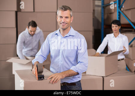 Lagerarbeiter, Kisten packen Stockfoto