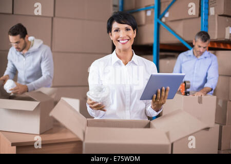 Lagerarbeiter, Kisten packen Stockfoto