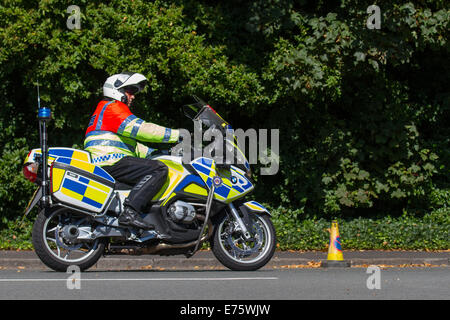 Merseyside Police BMW Motorradfahrer in Liverpool, Merseyside, Großbritannien 7. September 2014. Die erste Sky Ride Liverpool und Tour of Britain. Radfahrer hatten die Möglichkeit, eine Eliteroute zu fahren und dann den Profis bei der ersten Etappe der Tour of Britain dabei zuzusehen. In Kombination mit Athleten, Prominenten und einer riesigen Auswahl an unterhaltsamen Aktivitäten, die man ausprobieren kann. Stockfoto