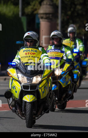 Polizei Motorradfahrer in Liverpool, Merseyside, Großbritannien, 7. September 2014. Die polizeiarbeit die ersten Sky Ride Liverpool und Tour durch Großbritannien. Radfahrer wurden die Wahrscheinlichkeit gegeben, eine Elite Route zu fahren, dann sehen Sie sich das Pro Race es während der ersten Stufe der Tour von Großbritannien. Dies kombiniert mit Athleten Erscheinungen, prominente Gäste und eine riesige Auswahl an lustigen Aktivitäten zu versuchen. Stockfoto