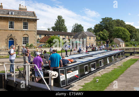 Menschen genießen täglich auf der Kennet und Avon Kanal bei Bradford on Avon, Wiltshire, England, UK Stockfoto