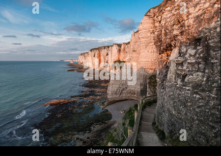 Küste mit Kreidefelsen, Etretat, Normandie, Frankreich Stockfoto