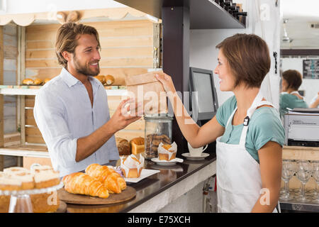 Hübsche Kellnerin serviert zufriedener Kunde Stockfoto