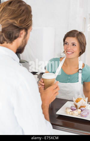 Hübsche Kellnerin serviert zufriedener Kunde Stockfoto