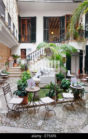 Cafe in einem Innenhof des Museu kann Morey de Santa Maria, Palma De Mallorca, Mallorca, Balearen, Spanien Stockfoto