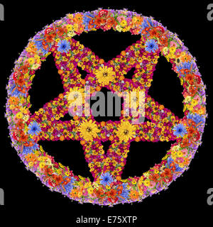 Symbol des Teufels - der gedrehten Star aus Blumen gemacht. Abstrakte Collage isoliert auf schwarz Stockfoto
