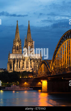 Kölner Dom mit Hohenzollernbrücke in der Abenddämmerung, den Rhein an der Front, Köln, Nordrhein-Westfalen, Deutschland Stockfoto