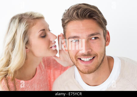 Frau Geheimnis eines Mannes Ohr flüstern Stockfoto