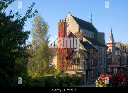 Shrewsbury, Shropshire, UK. 8. September 2014. UK-Wetter.  Als Sommer weicht bis in den Herbst, die Blätter von einem wildem Wein auf den Schornstein der Burg Gates Haus in Shrewsbury, Shropshire ändern in ein kräftiges Rot. Fotografieren wie die Sonne, am Morgen des Montag, 8. September 2014 aufgeht. Bildnachweis: Richard Franklin/Alamy Live-Nachrichten Stockfoto