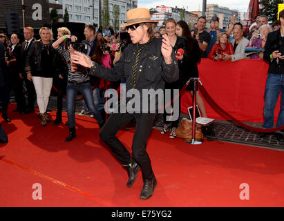 Hamburg, Deutschland. 7. Sep, 2014. Musiker Udo Lindenberg (L) kommt für die "Nacht der Legenden 2014" (Nacht der Legenden-2014) in Hamburg, Deutschland, 7. September 2014. Nacht der Legenden 2014 ist ein Charity-Event, wo ehemalige Fußball pro in zwei Teams gegeneinander spielen. Jugendprojekten in benachteiligten Stadtvierteln in Hamburg sind der Erlös gespendet. Foto: Daniel Reinhardt/Dpa/Alamy Live News Stockfoto