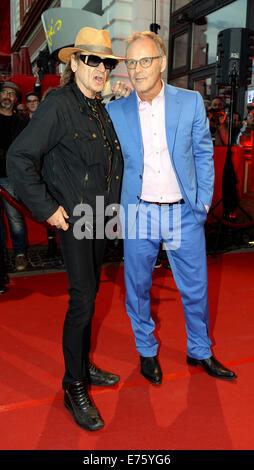 Hamburg, Deutschland. 7. Sep, 2014. Musiker Udo Lindenberg (L) und Moderator Reinhold Beckmann kommen für die "Nacht der Legenden 2014" (Nacht der Legenden-2014) in Hamburg, Deutschland, 7. September 2014. Nacht der Legenden 2014 ist ein Charity-Event, wo ehemalige Fußball pro in zwei Teams gegeneinander spielen. Jugendprojekten in benachteiligten Stadtvierteln in Hamburg sind der Erlös gespendet. Foto: Daniel Reinhardt/Dpa/Alamy Live News Stockfoto