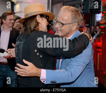 Hamburg, Deutschland. 7. Sep, 2014. Musiker Udo Lindenberg (L) und Moderator Reinhold Beckmann umarmen einander bei der Ankunft für die "Nacht der Legenden 2014" (Nacht der Legenden 2014) in Hamburg, Deutschland, 7. September 2014. Nacht der Legenden 2014 ist ein Charity-Event, wo ehemalige Fußball pro in zwei Teams gegeneinander spielen. Jugendprojekten in benachteiligten Stadtvierteln in Hamburg sind der Erlös gespendet. Foto: Daniel Reinhardt/Dpa/Alamy Live News Stockfoto