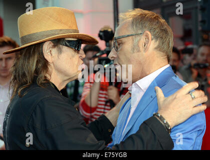 Hamburg, Deutschland. 7. Sep, 2014. Musiker Udo Lindenberg (L) und Moderator Reinhold Beckmann umarmen einander bei der Ankunft für die "Nacht der Legenden 2014" (Nacht der Legenden 2014) in Hamburg, Deutschland, 7. September 2014. Nacht der Legenden 2014 ist ein Charity-Event, wo ehemalige Fußball pro in zwei Teams gegeneinander spielen. Jugendprojekten in benachteiligten Stadtvierteln in Hamburg sind der Erlös gespendet. Foto: Daniel Reinhardt/Dpa/Alamy Live News Stockfoto