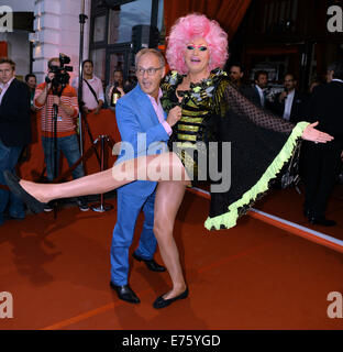 Hamburg, Deutschland. 7. Sep, 2014. Moderator Reinhold Beckmann (L) und Drag-Queen Olivia Jones kommen für die "Nacht der Legenden 2014" (Nacht der Legenden-2014) in Hamburg, Deutschland, 7. September 2014. Nacht der Legenden 2014 ist ein Charity-Event, wo ehemalige Fußball pro in zwei Teams gegeneinander spielen. Jugendprojekten in benachteiligten Stadtvierteln in Hamburg sind der Erlös gespendet. Foto: Daniel Reinhardt/Dpa/Alamy Live News Stockfoto