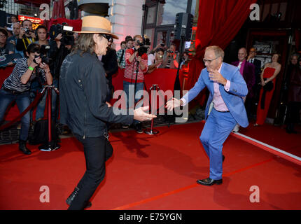 Hamburg, Deutschland. 7. Sep, 2014. Musiker Udo Lindenberg (L) und Moderator Reinhold Beckmann kommen für die "Nacht der Legenden 2014" (Nacht der Legenden-2014) in Hamburg, Deutschland, 7. September 2014. Nacht der Legenden 2014 ist ein Charity-Event, wo ehemalige Fußball pro in zwei Teams gegeneinander spielen. Jugendprojekten in benachteiligten Stadtvierteln in Hamburg sind der Erlös gespendet. Foto: Daniel Reinhardt/Dpa Thomas Doll Und Seine Freundin Kristin Kossi/Dpa/Alamy Live News Stockfoto