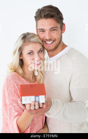 Attraktives junges Paar halten Minihaus Stockfoto