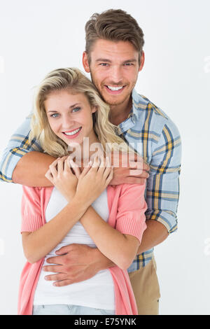 Junger Mann umfassenden Frau von hinten Stockfoto