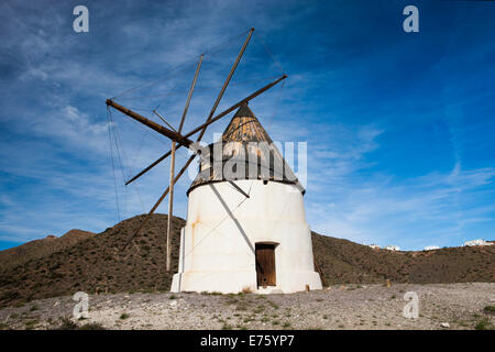 Andalusische Windmühle, Cabo de Gata-Níjar Natural Park, Andalusien, Spanien Stockfoto