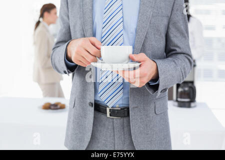 Lächelnde Geschäftsmann mit einem Getränk Stockfoto