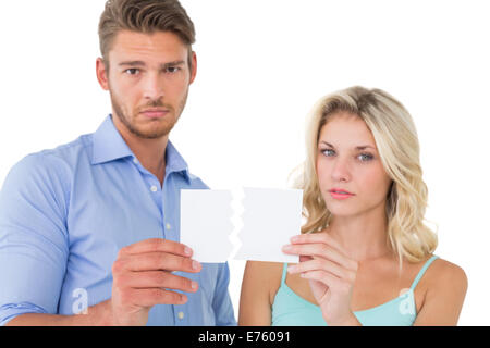 Verärgert paar zerrissenen Blatt Papier halten Stockfoto